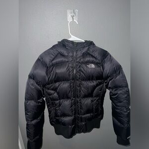 The North Face women’s 550 - Black hooded puffer jacket